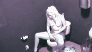 Blonde Babe masturbate on confort room caugh on cam
